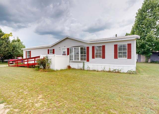 Property at 206 Bradford Pl, Headland, AL 36345, 3 beds, 2 baths