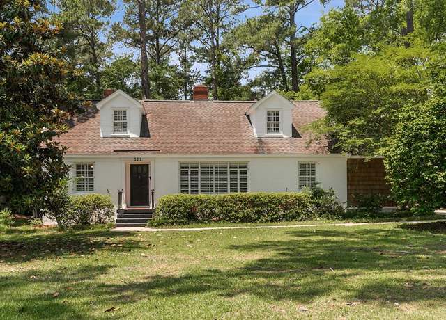 Property at 121 N Roberta Ave, Dothan, AL 36303, 4 beds, 2.5 baths