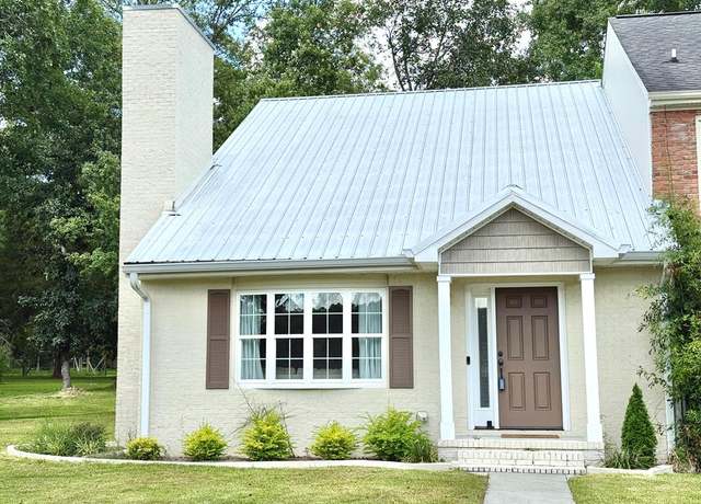Property at 180 Fairway Woods Dr, Ozark, AL 36360, 3 beds, 2 baths