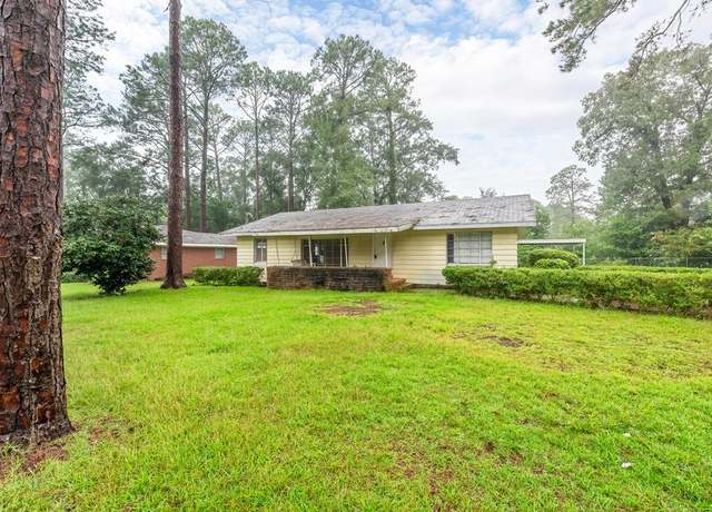 Property at 1300 S Edgewood Dr, Dothan, AL 36301, 3 beds, 1.5 baths