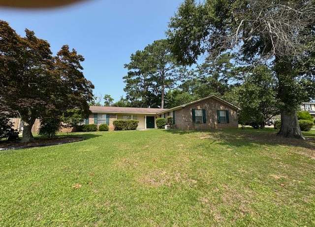 Property at 203 Aspen Cir, Dothan, AL 36303, 3 beds, 2 baths