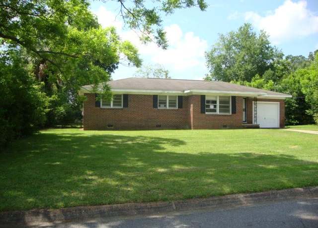 Property at 303 Lakeview Dr, Dothan, AL 36301, 3 beds, 1.5 baths