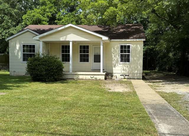 Property at 1028 S Bell St, Dothan, AL 36301, 3 beds, 1 bath