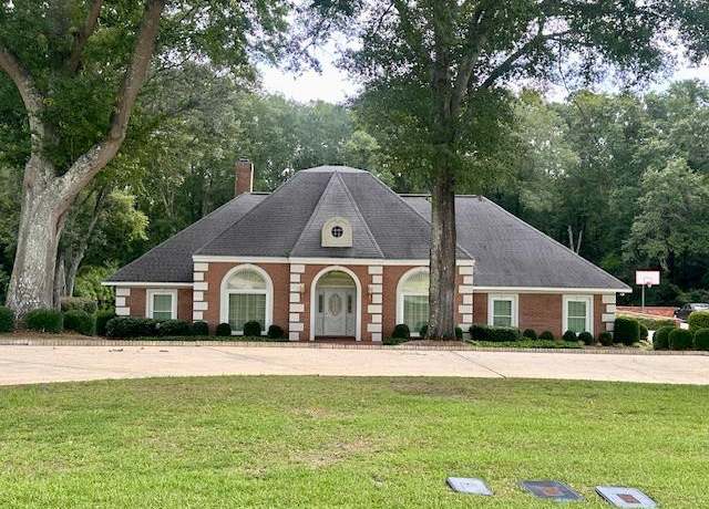 Property at 6 Woodmere Dr, Dothan, AL 36305, 3 beds, 2.5 baths