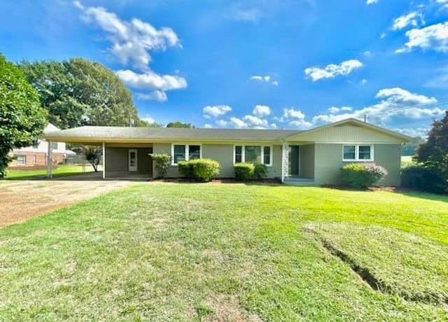 Property at 400 W Grove Ave, Muscle Shoals, AL, 3 beds, 2.5 baths