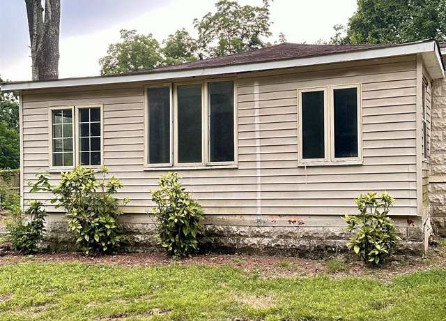 Property at 917 Dixie Ave, Florence, AL, 2 beds, 2 baths