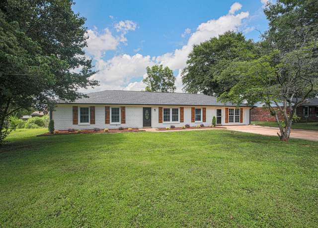 Property at 1011 Hemlock St, Tuscumbia, AL, 4 beds, 2 baths