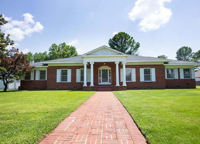 Property at 1100 Pasadena Ave, Muscle Shoals, AL, 3 beds, 2.5 baths