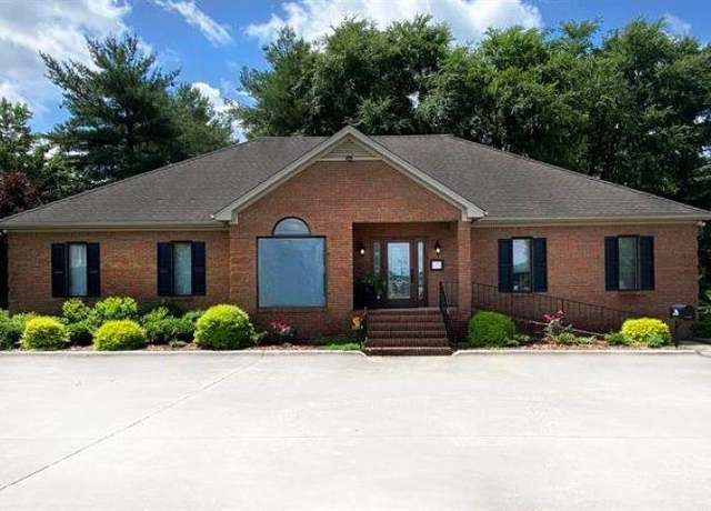 Property at 1202 Bradshaw Dr, Florence, AL, 1 bed, 1.5 baths