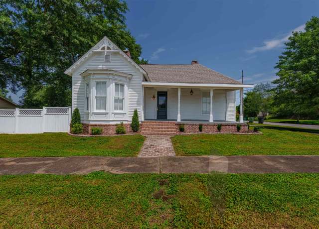 Property at 409 E 3rd St, Tuscumbia, AL, 3 beds, 2.5 baths