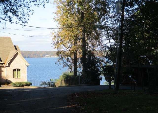Property at 126 W Grandview Dr, Muscle Shoals, AL, 2 beds, 1 bath