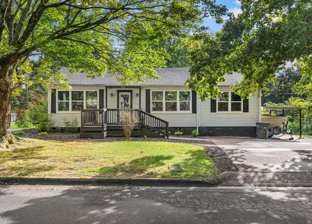 Property at 221 N O'neal St, Florence, AL, 3 beds, 2 baths