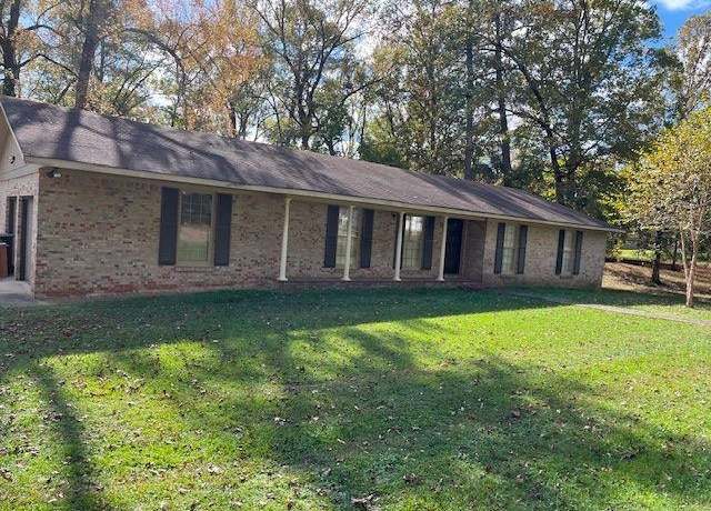 Property at 210 11th St NE, Cullman, AL, 4 beds, 2.5 baths