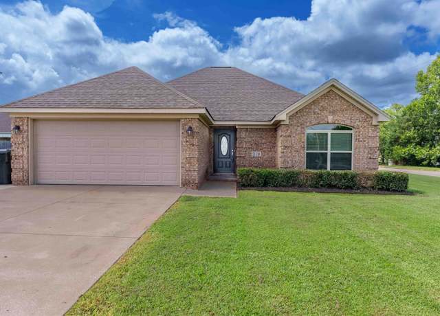 Property at 319 Fulton St, Muscle Shoals, AL, 3 beds, 2 baths