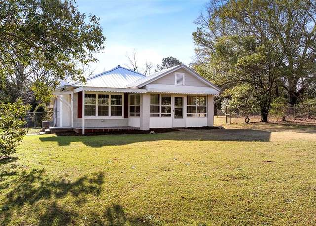 Property at 123 Woodland Dr, Phenix City, AL 36869, 2 beds, 1 bath