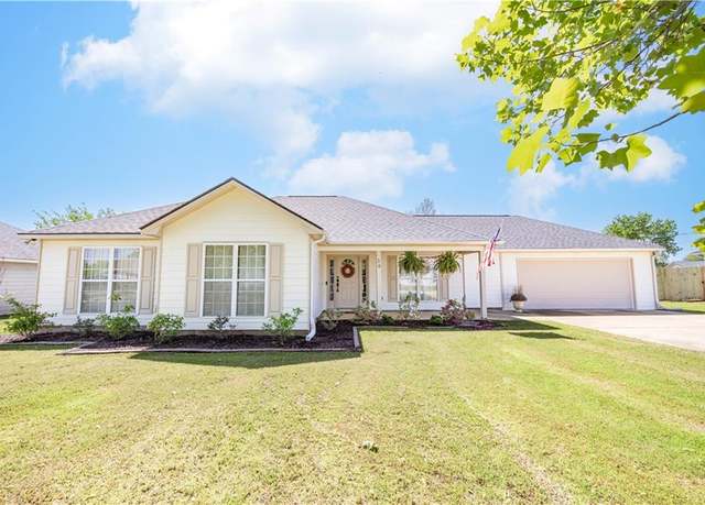 Property at 36 Wheatfield Dr, Fort Mitchell, AL 36856, 4 beds, 2 baths