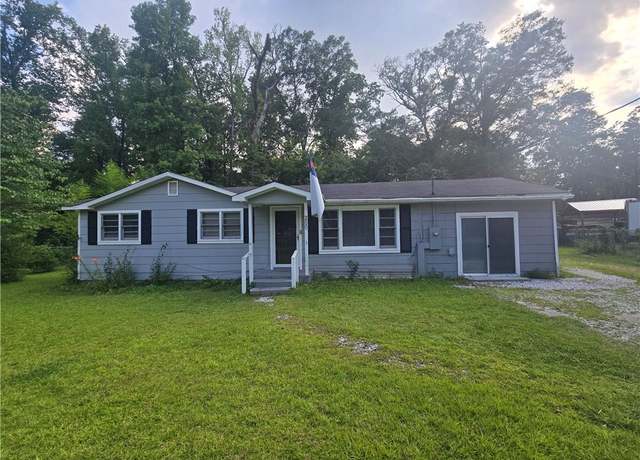 Property at 200 Cynthia Dr, Smiths Station, AL 36877, 4 beds, 1.5 baths