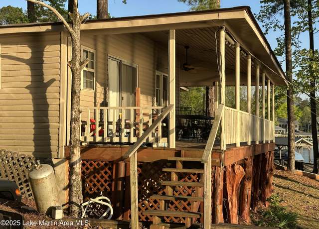 Property at 155 Crestwood Pl, Dadeville, AL 36853, 3 beds, 2 baths
