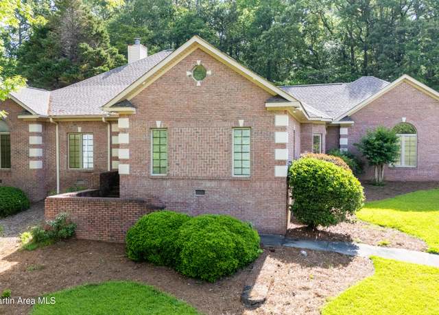 Property at 1407 College St, Alexander City, AL 35010, 4 beds, 3.5 baths