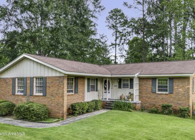 Property at 1751 Clubview Dr, Alexander City, AL 35010, 3 beds, 2 baths
