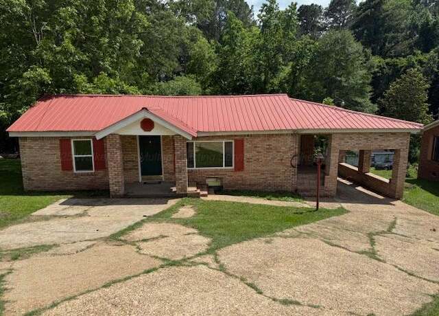 Property at 411 NW 3rd St, Fayette, AL 35555, 3 beds, 1 bath
