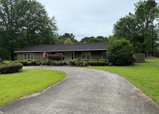 Property at 902 NE Ashworth St, Hartselle, AL 35640, 3 beds, 2 baths