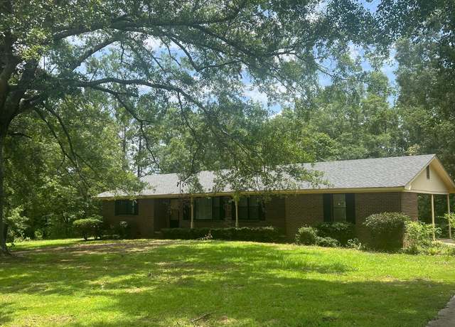 Property at 1034 NW 10th St, Vernon, AL 35592, 3 beds, 2 baths