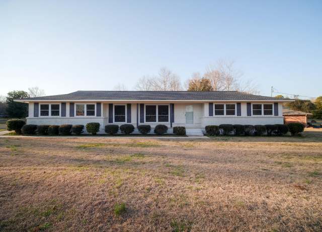 Property at 106 Cherokee Dr, Jasper, AL 35501, 3 beds, 2 baths