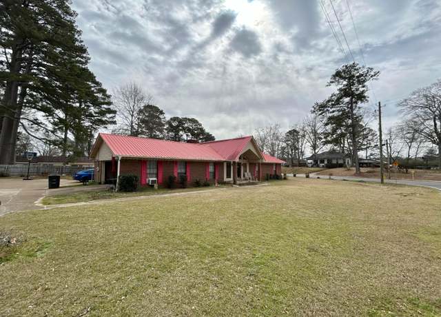 Property at 102 4th Ave, Fayette, AL 35555, 3 beds, 2 baths