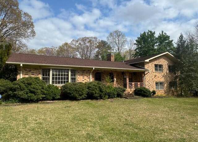 Property at 207 Shererwood Dr, Jasper, AL 35501, 4 beds, 3 baths