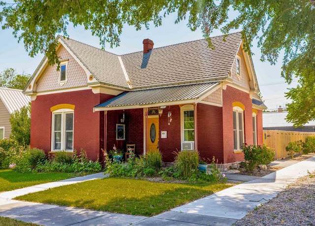 Property at 500 S 3rd St, Montrose, CO 81401, 2 beds, 1.5 baths