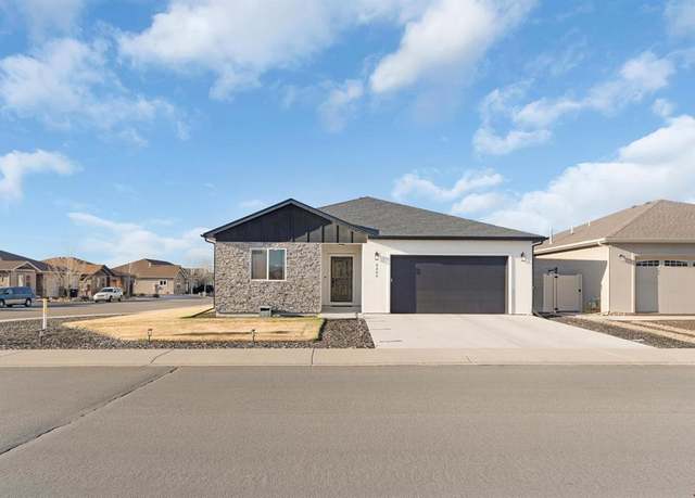 Property at 2305 Mountain Pines Dr, Montrose, CO 81401, 3 beds, 2.5 baths