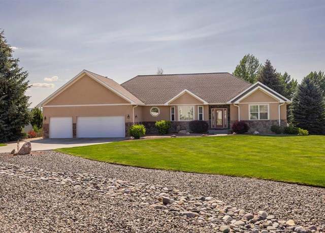 Property at 2250 Hill St, Montrose, CO 81401, 5 beds, 4 baths