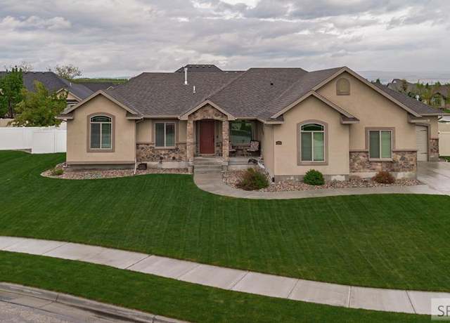 Property at 289 Casa Dr, Idaho Falls, ID 83404, 4 beds, 3 baths