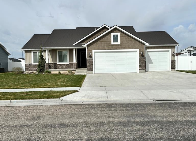 Property at 1493 Helix Blvd, Idaho Falls, ID 83402, 6 beds, 3 baths