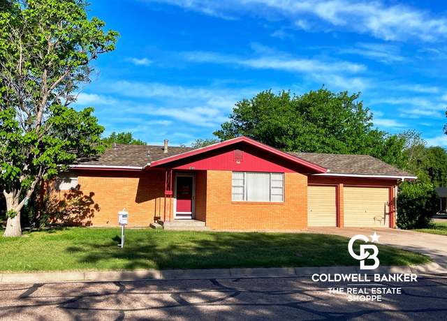 Property at 2107 Parkwood Ln, Garden City, KS 67846, 3 beds, 2 baths