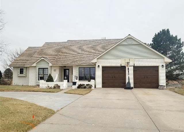 Property at 1909 Grandview Dr E, Garden City, KS 67846, 4 beds, 4.5 baths