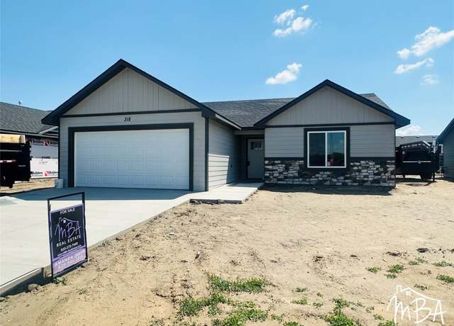 Property at 318 Rowland Cir, Garden City, KS 67846, 3 beds, 2 baths