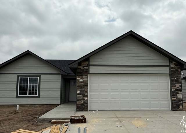 Property at 320 Rowland Cir, Garden City, KS 67846, 3 beds, 2 baths