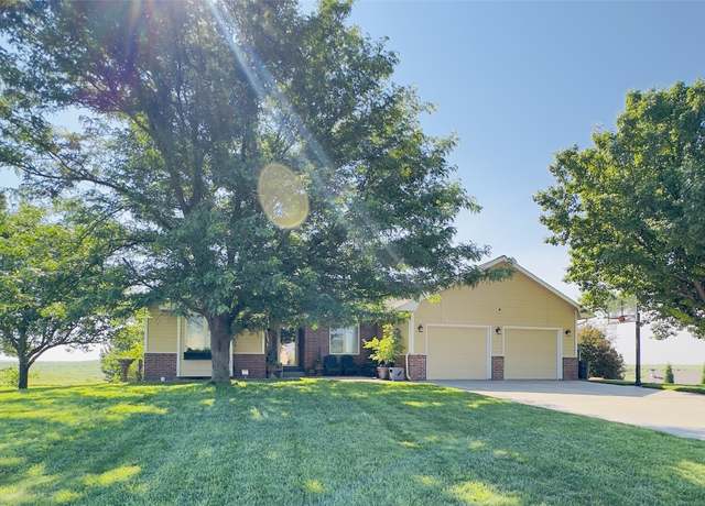 Property at 1702 Grandview Dr E, Garden City, KS 67846, 4 beds, 3 baths