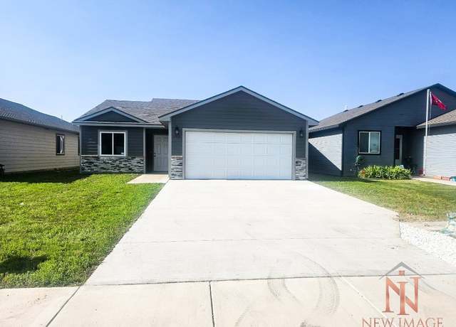Property at 1913 E Prairie View Dr, Garden City, KS 67846, 3 beds, 2 baths