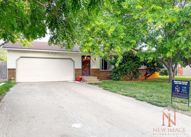 Property at 2921 Loraine Pl, Garden City, KS 67846, 3 beds, 2 baths