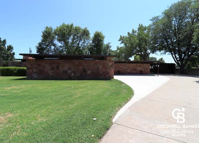 Property at 1204 Circle Dr, Garden City, KS 67846, 3 beds, 2 baths