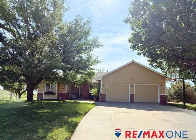 Property at 1702 Grandview Dr E, Garden City, KS 67846, 4 beds, 3 baths
