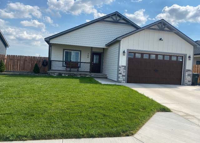 Property at 704 E Stone St, Garden City, KS 67846, 5 beds, 3 baths
