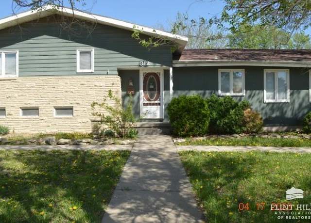 Property at 812 N C St, Herington, KS 67449, 3 beds, 1 bath