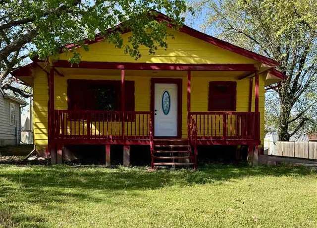 Property at 717 Arthur St, Clay Center, KS 67432, 2 beds, 1.5 baths