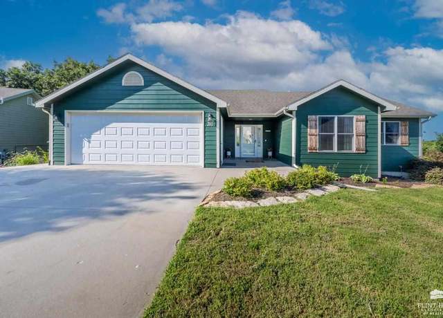 Property at 310 Lockett Ln, St. George, KS 66535, 5 beds, 3 baths