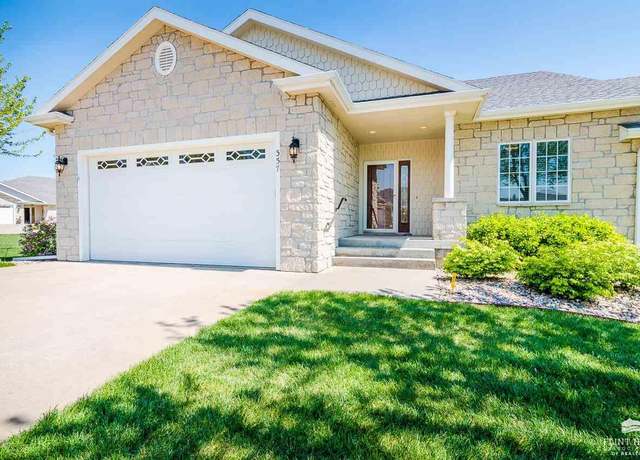 Property at 337 Simmer Dr, Wamego, KS 66547, 3 beds, 3 baths
