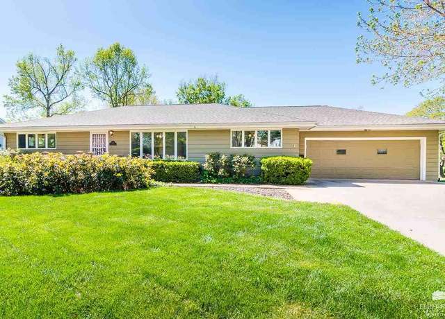 Property at 1505 Grandview Dr, Wamego, KS 66547, 3 beds, 2 baths